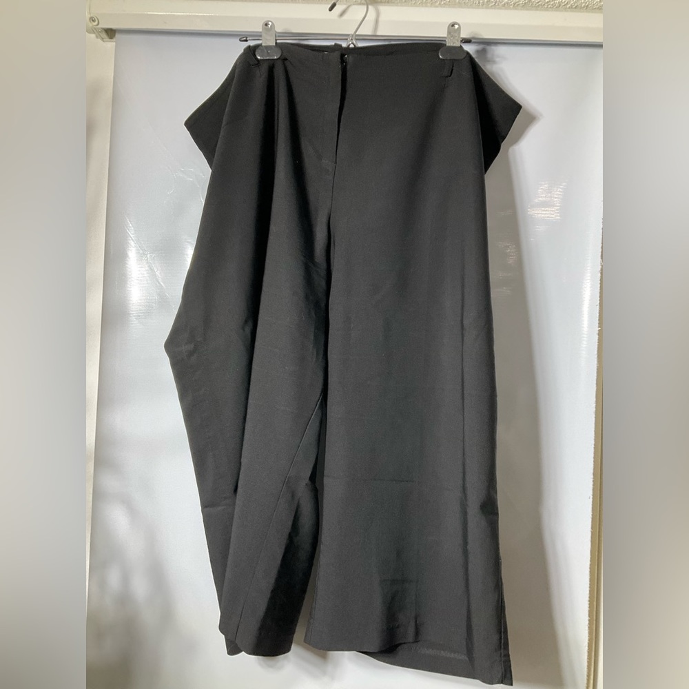 Plus Size Capri Pants - Black covered zipper
